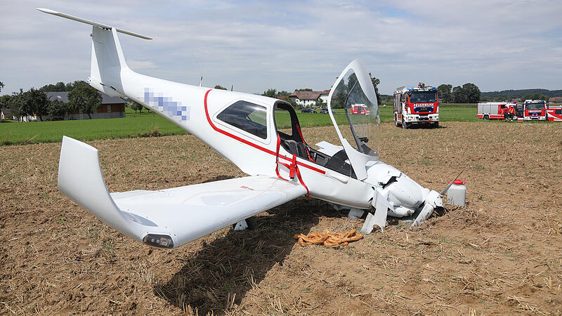 Kleinflugzeug auf Feld gelandet: Pilot unverletzt