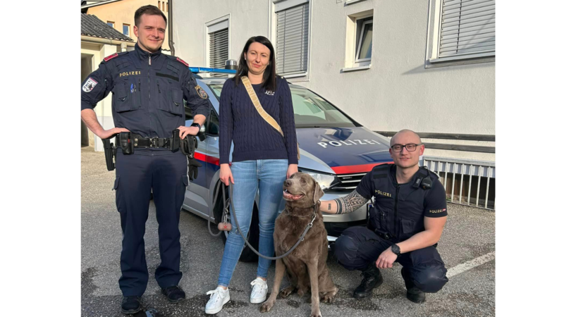 Polizisten mit gerettetem Hund