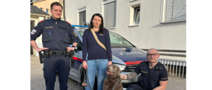 Polizisten mit gerettetem Hund