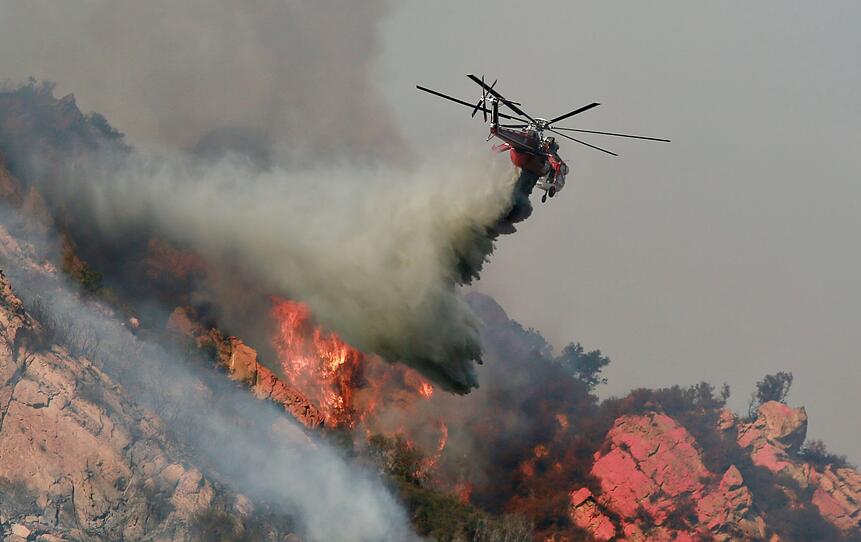 Waldbrand schlägt Tausende in die Flucht