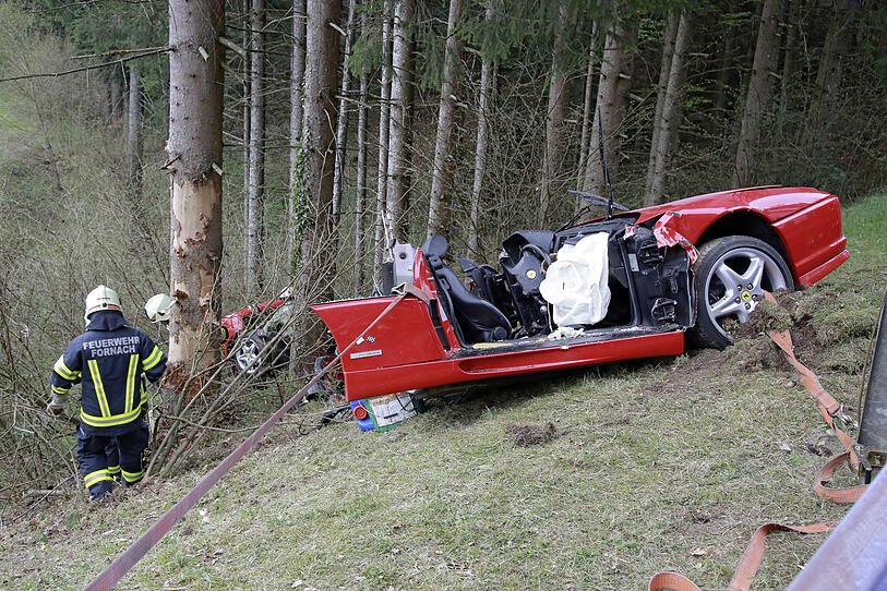 Ferrari bei Unfall zerteilt: Zwei Tote