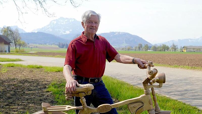 Altbauer konstruierte ein Fahrrad komplett aus Holz