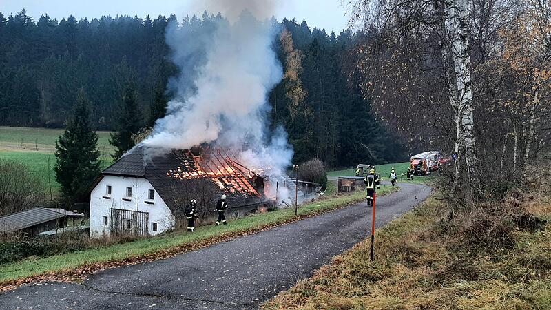 Zwölf Feuerwehren bei Hausbrand in Zwettl an der Rodl