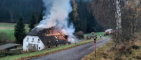 Zwölf Feuerwehren bei Hausbrand in Zwettl an der Rodl