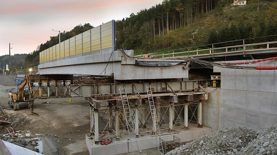 2500 Tonnen schwere Brücke wird unter Bahn eingeschoben