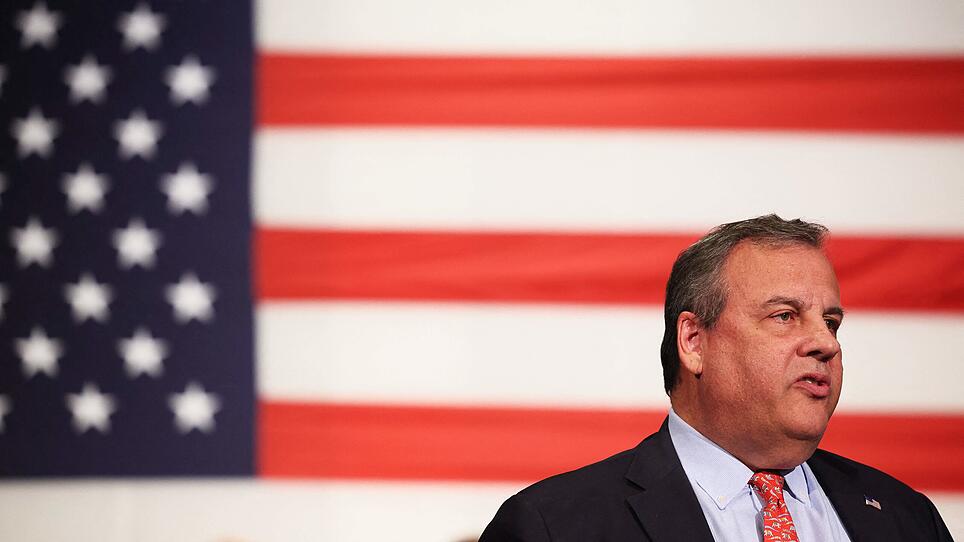 US-CHRIS-CHRISTIE-ATTENDS-TOWN-HALL-EVENT-IN-NEW-HAMPSHIRE