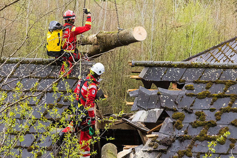 Hinzenbach: Baum stürzte bei Gewitter auf Gebäude