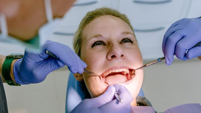 Was gegen nächtliches Zähneknirschen hilft