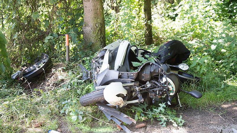 Motorradlenker stirbt nach Zusammenstoß mit Auto