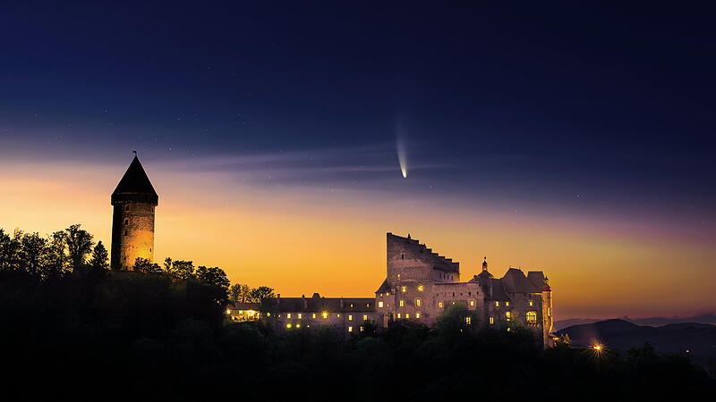 Ein Komet über der Burg Clam