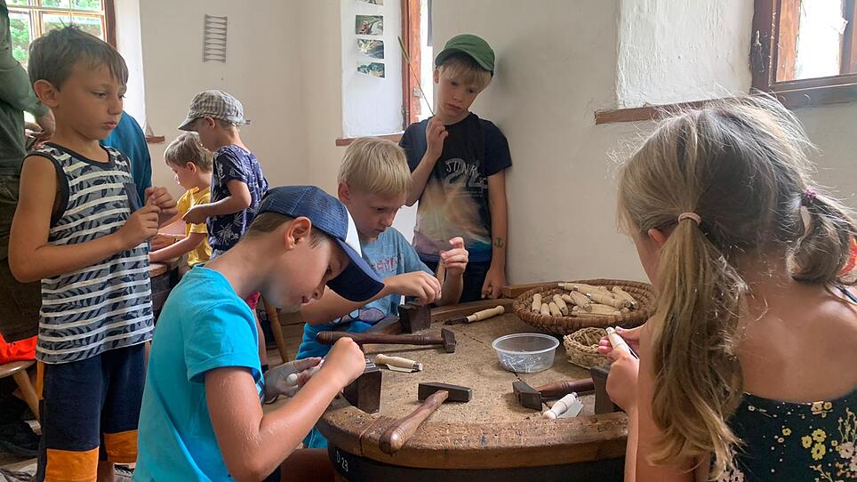 Im Tal der Feitelmacher: Wo Kinder altes Handwerk üben