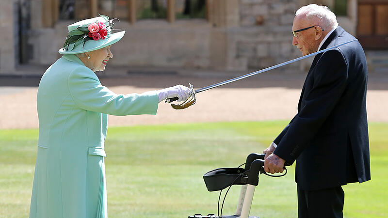 Queen ehrte "Captain Tom" mit dem Ritterschlag