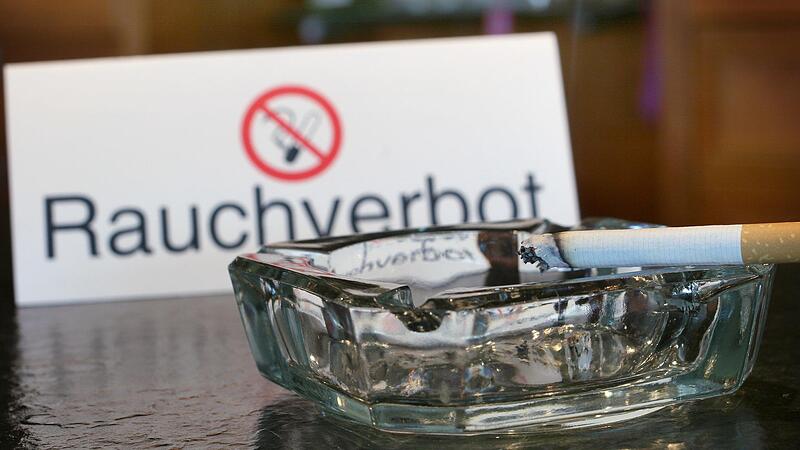Kein Rauchverbot: In Pram wird sogar im Turnsaal wieder gequalmt