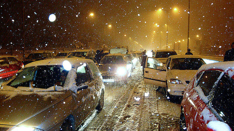 Sturm und Schnee stoppten Fähren und Autos in Griechenland