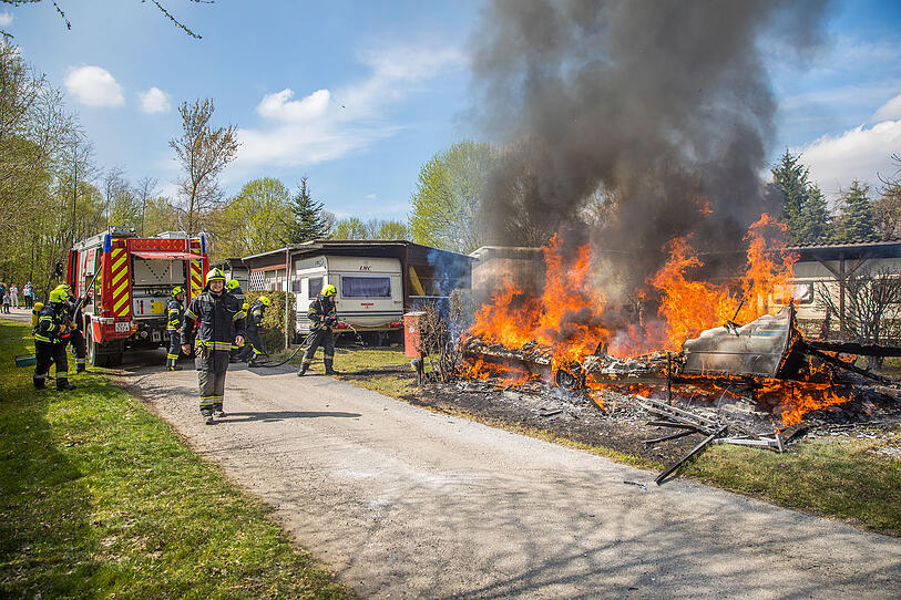 Wohnwagen brannte auf FKK-Campingplatz aus