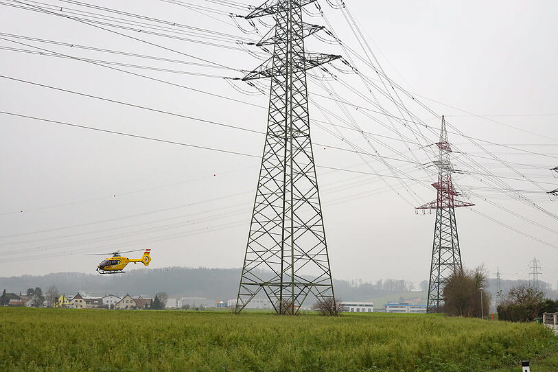 Hubschrauber-Rettung unter Hochspannungsleitung