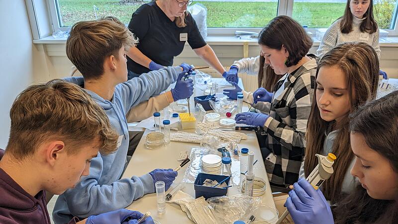 Schüler suchen mit Forschern nach Bakterien in unseren Gewässern
