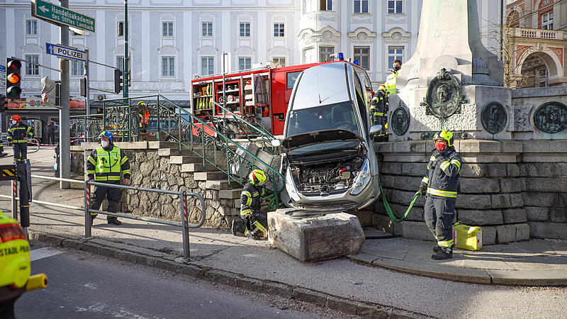 Fotos: Kurioser Verkehrsunfall: Autolenker durchbricht 120 Jahre altes Denkmal in Lambach, Lambach, 04.02.2021 - 1/3