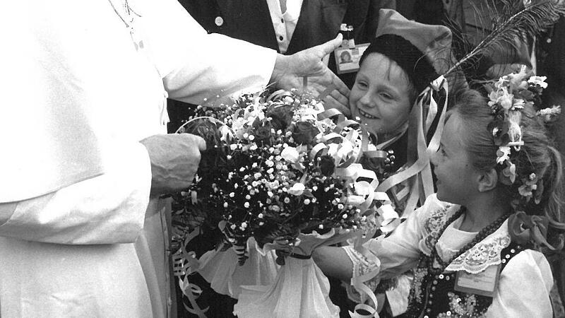 Silvia Schneider begrüßt Papst Johannes Paul II