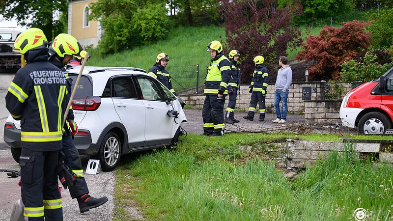 Car crashed into stone wall in Kronstorf