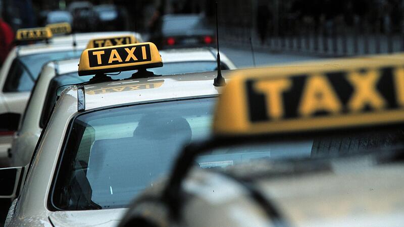 Taxifahrer brauste nach Streit mit Fahrgast davon, Pensionistin stürzte