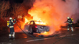 Feuerwehr Mattighofen löschte brennenden BMW
