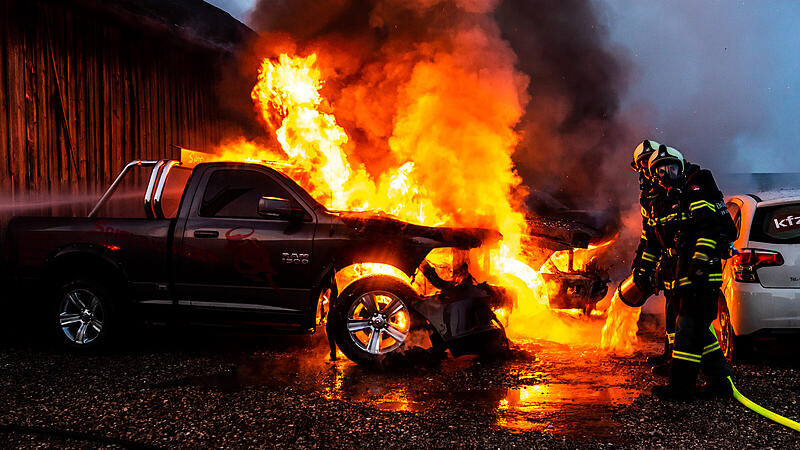 Zwei Autos standen in Enns in Flammen