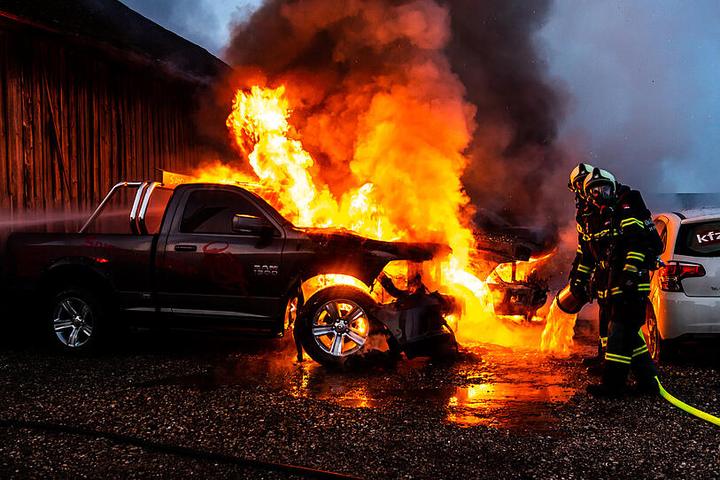 Zwei Autos standen in Enns in Flammen