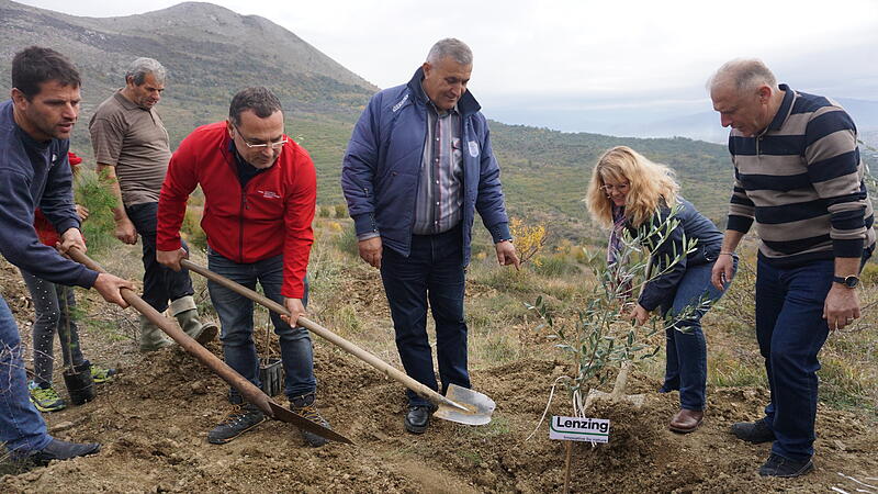 Lenzing AG hilft bei der Aufforstung abgeholzter Landstriche in Albanien