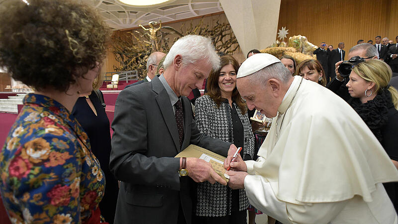 Papst Franziskus sang "Stille Nacht" und signierte Garstner Markenedition