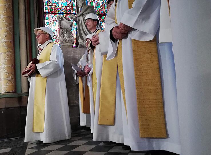 Notre-Dame: Heilige Messe mit Schutzhelmen
