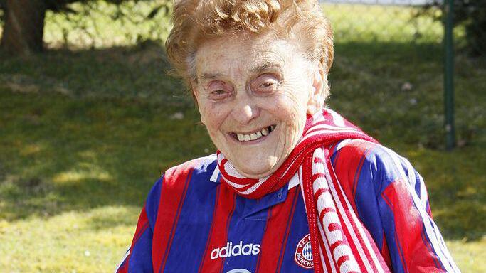 Fußball-Oma drückt dem FC Bayern die Daumen