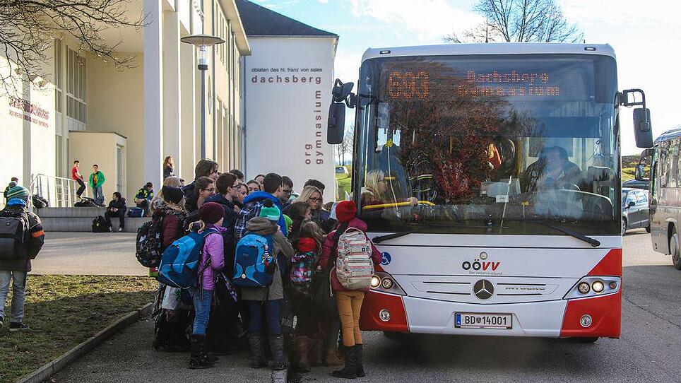 Überfüllt! Eltern übergeben Minister die Unterschriften in übervollem Bus