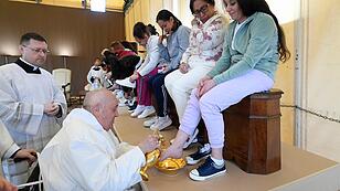 Päpstliche Fußwaschung für Gefängnis-Insassinnen