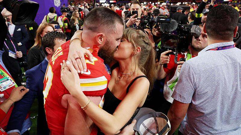 Swift in camera focus at Super Bowl: Victory kiss for boyfriend Kelce