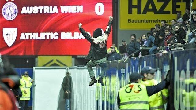 Austria-Fans stürmten Spielfeld