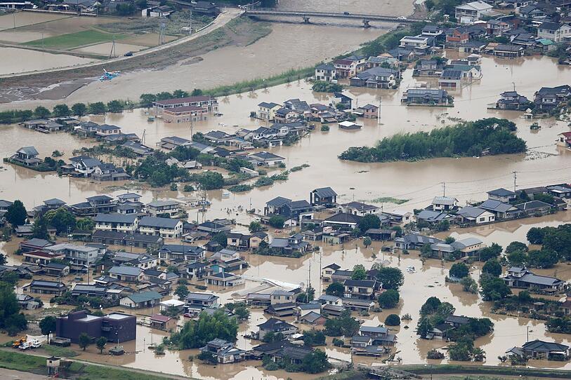 Schwere Überschwemmungen in Japan - Dutzende Tote befürchtet