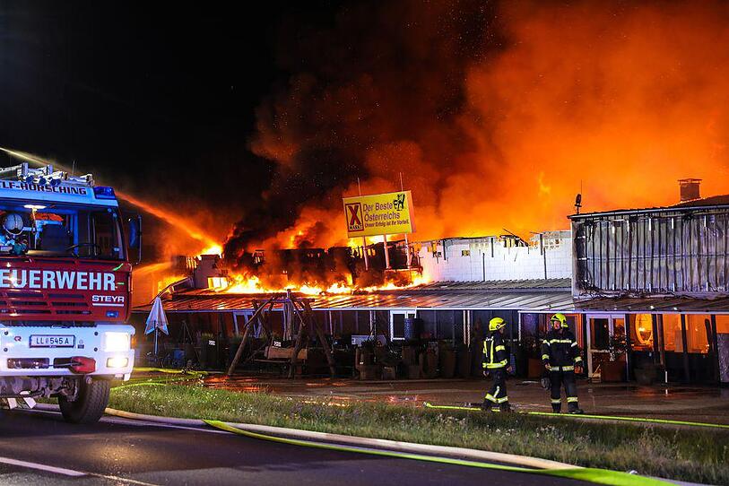 Großbrand in Möbelhaus hielt 21 Feuerwehren in Atem