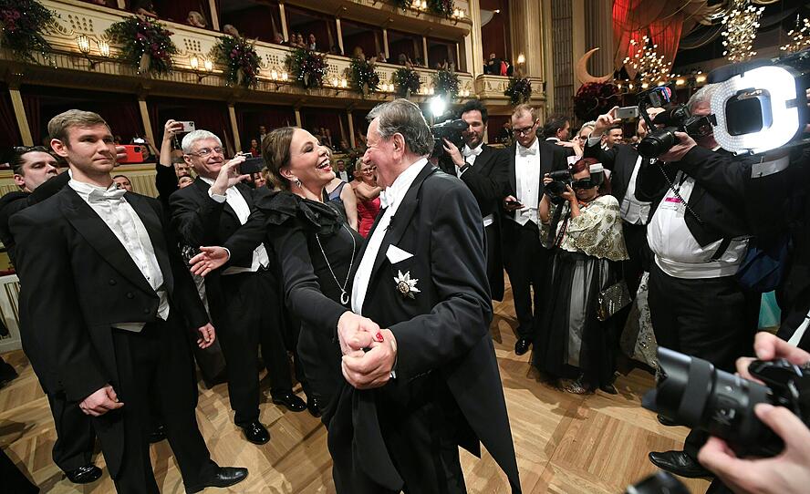 Opernball: Die prominenten Gäste, die schönsten Roben