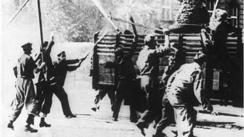Mit Holzlatten bewaffnete Demonstranten gegen das 4. Lohn-Preis-Abkommen, Anfang Oktober 1950