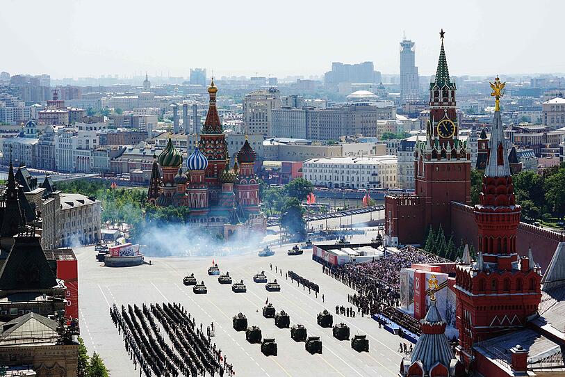 Stolz und Abschreckung - Kremlchef Putin feiert größte Militärparade