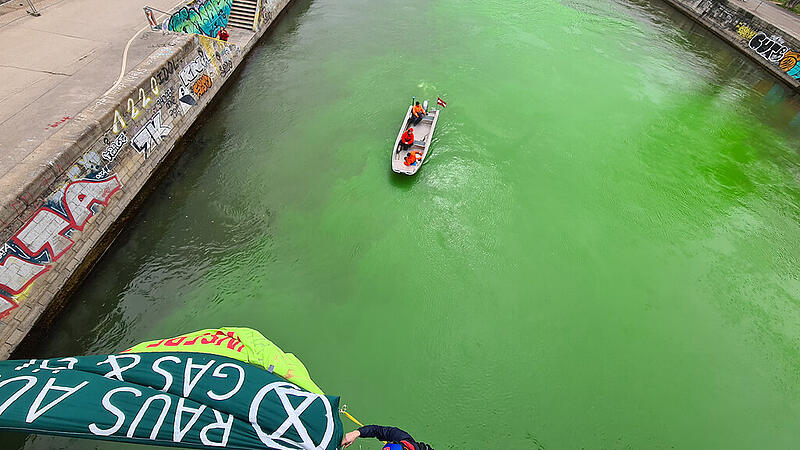 Das Wasser im Donaukanal wurde mittel Uranin grün gefärbt. 