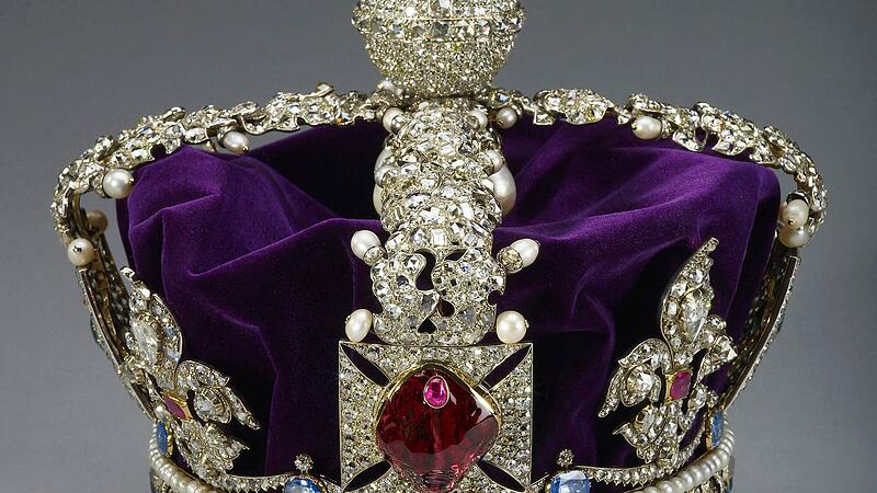 “Edwards Crown” must for Charles III.  be enlarged