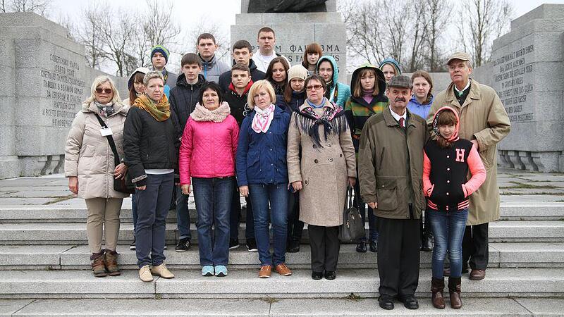 Brücken bauen über den Gräbern: Schüler aus Wolgograd besuchten KZ