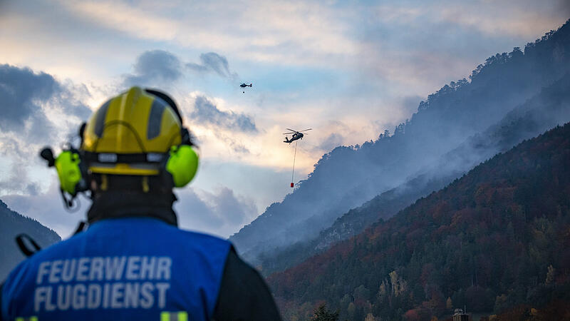 Waldbrand in Niederösterreich: Wind macht den Feuerwehren Sorgen