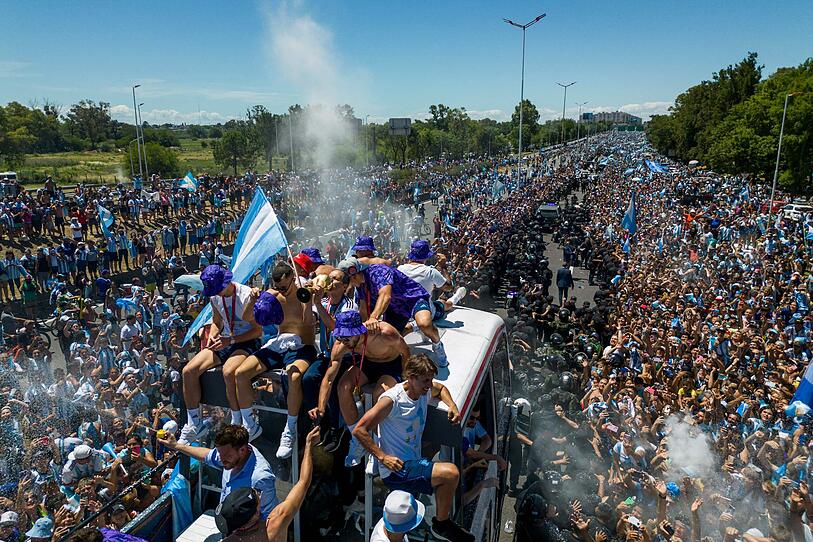 So ausgelassen feiern die Argentinier ihre Fußball-Helden