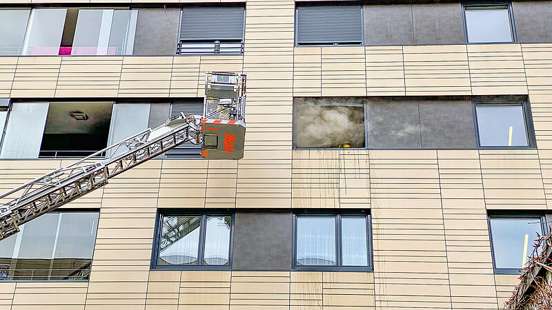 Brand in Linzer Wohnhaus: Frau sprang aus dem Fenster