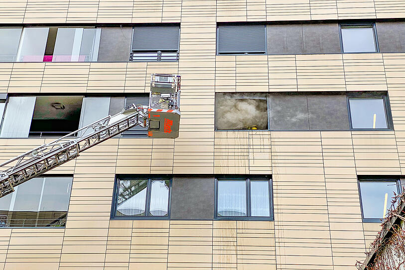 Brand in Linzer Wohnhaus: Frau sprang aus dem Fenster