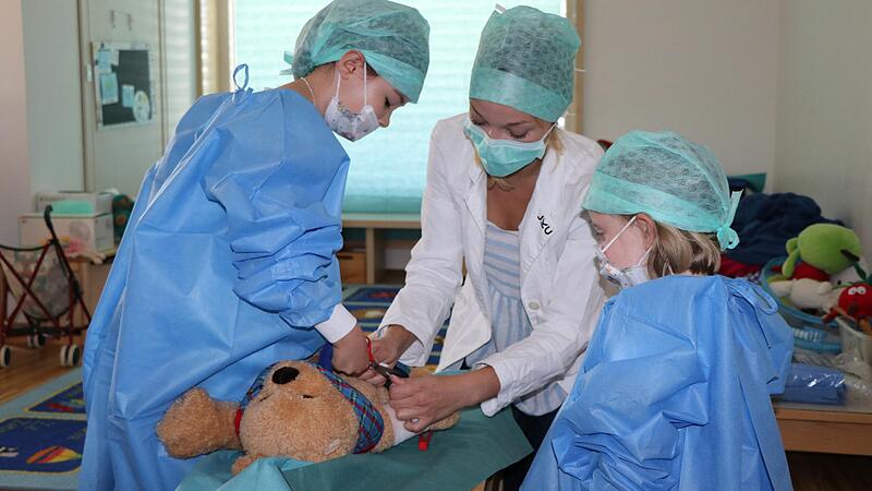 Kleine Ärzte, kuschelige Patienten: Teddybären-Klinik im Kindergarten
