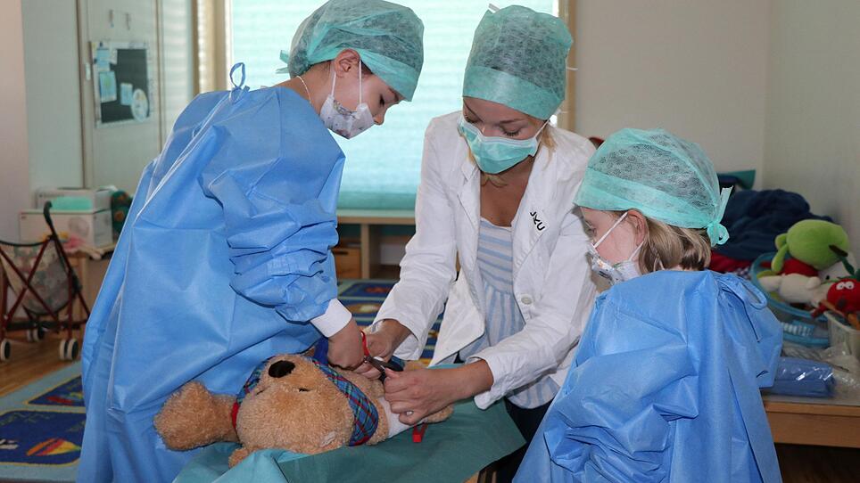 Kleine Ärzte, kuschelige Patienten: Teddybären-Klinik im Kindergarten